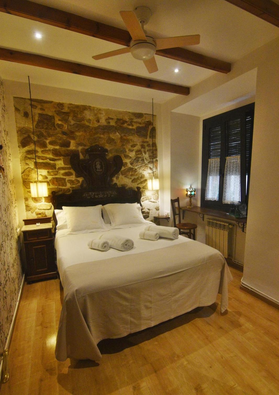 Pensio Bellmirall Guest house Girona